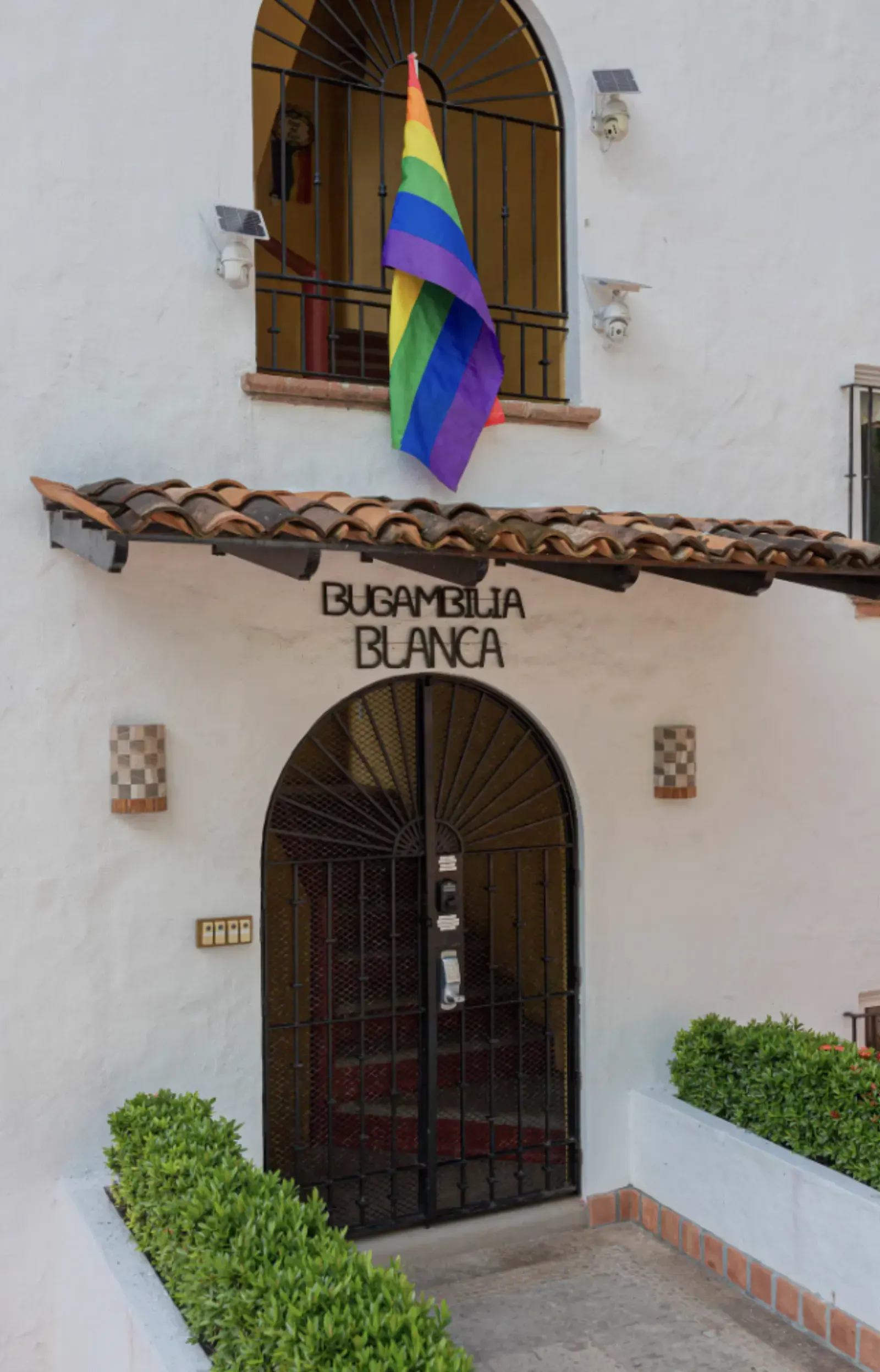 Main entrance of the Bugambilia Blanca building