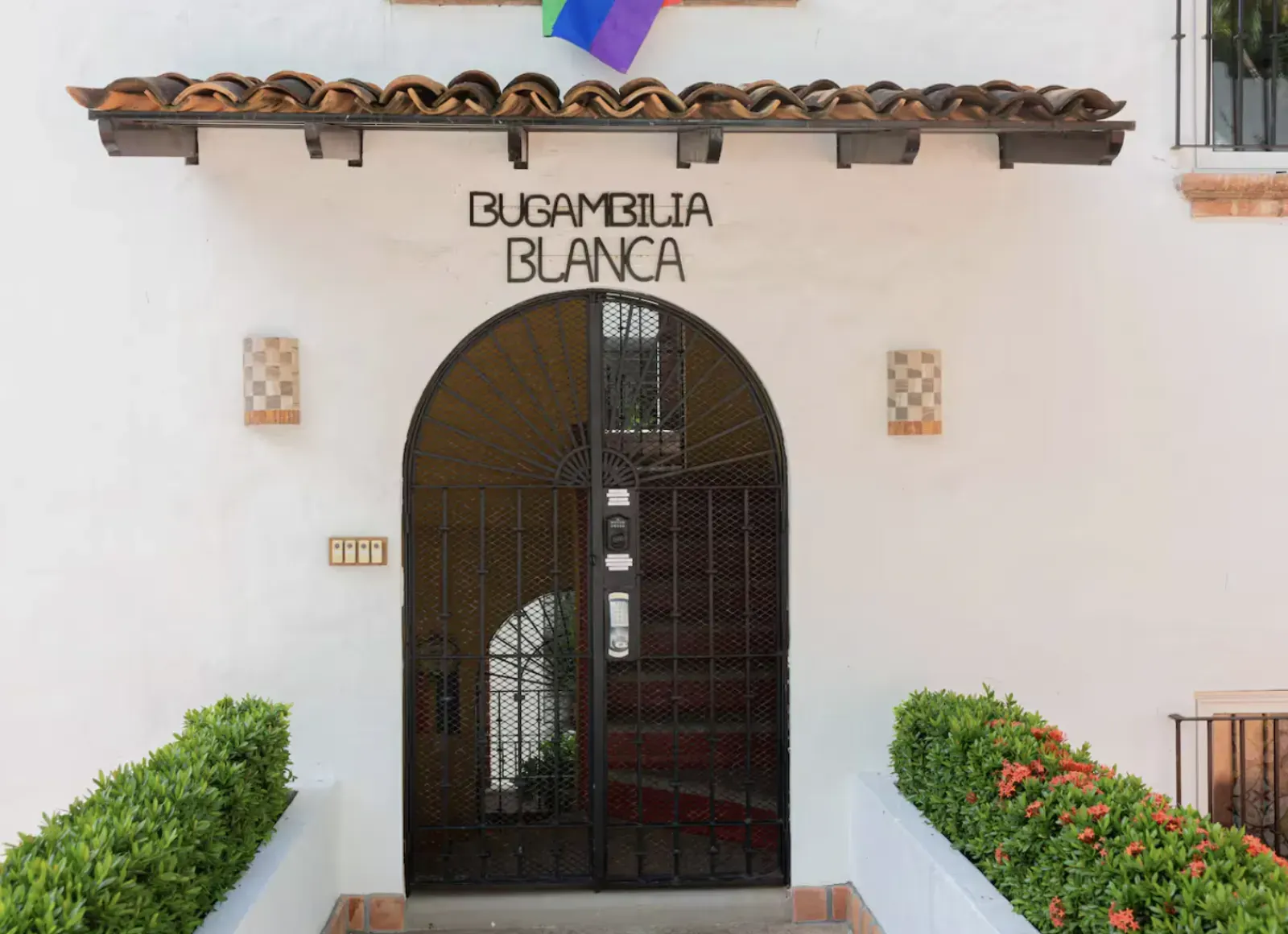 Front facade of the Bugambilia Blanca building