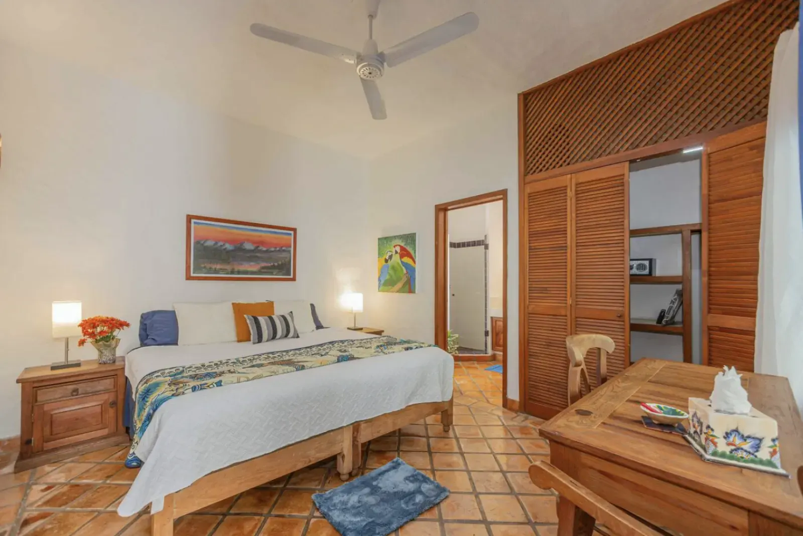 King bedroom with en-suite bathroom