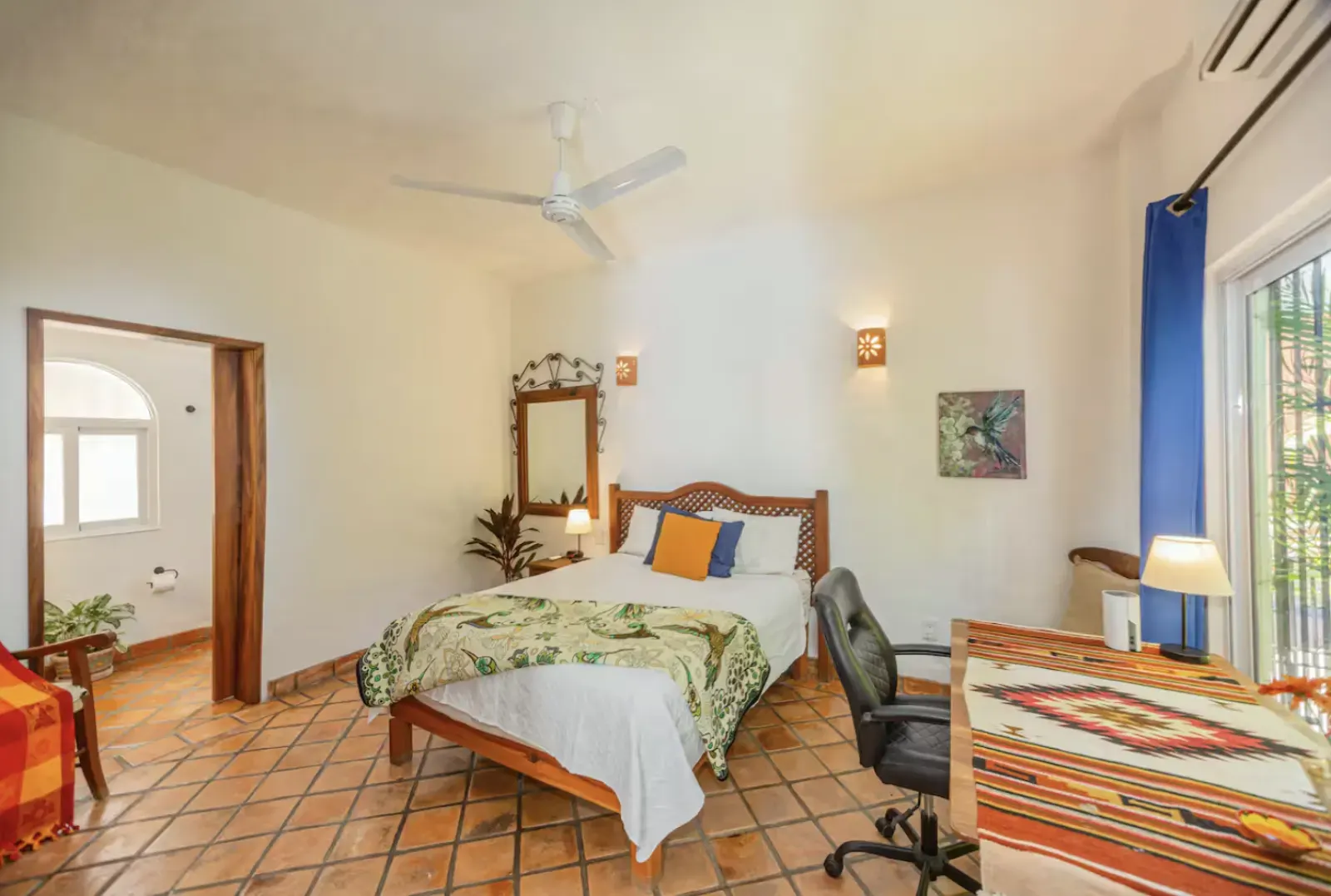 Queen bedroom with bathroom access